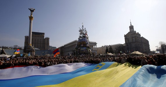 Większość, bo aż 64 proc., Ukraińców uważa, że Ukraina powinna pozostać państwem unitarnym, w którego składzie pozostaje Krym. Tylko 14 proc. opowiada się za federalizacją - wynika z sondażu Międzynarodowego Instytutu Republikańskiego.  