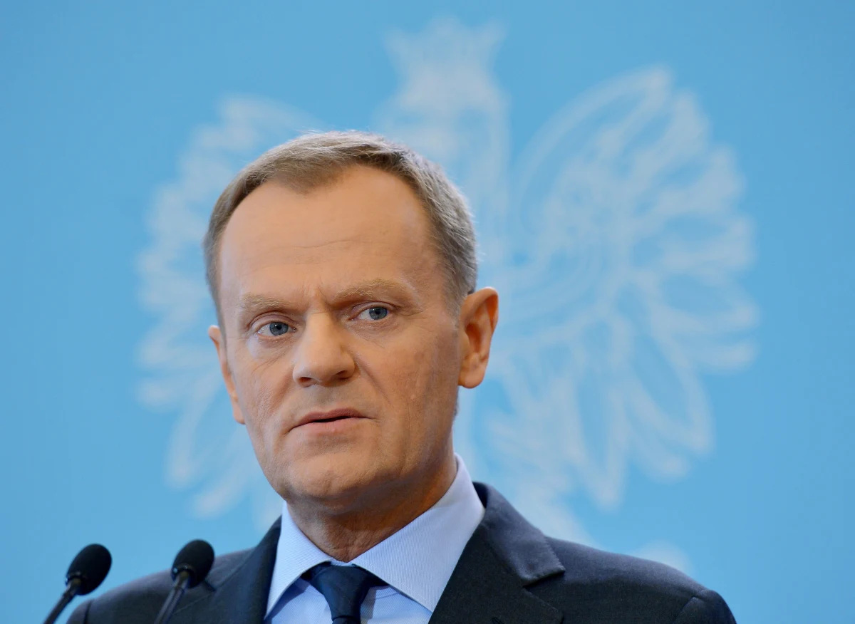 Niewiele, ale zmniejszyła się liczba Polaków emigrujących zarobkowo za granicę - powiedział w Bartoszycach (warmińsko-mazurskie) premier Donald Tusk. Dodał, że za 7-9 lat Polska dogoni średnią europejską i wtedy liczba emigrujących za pracą spadnie. 