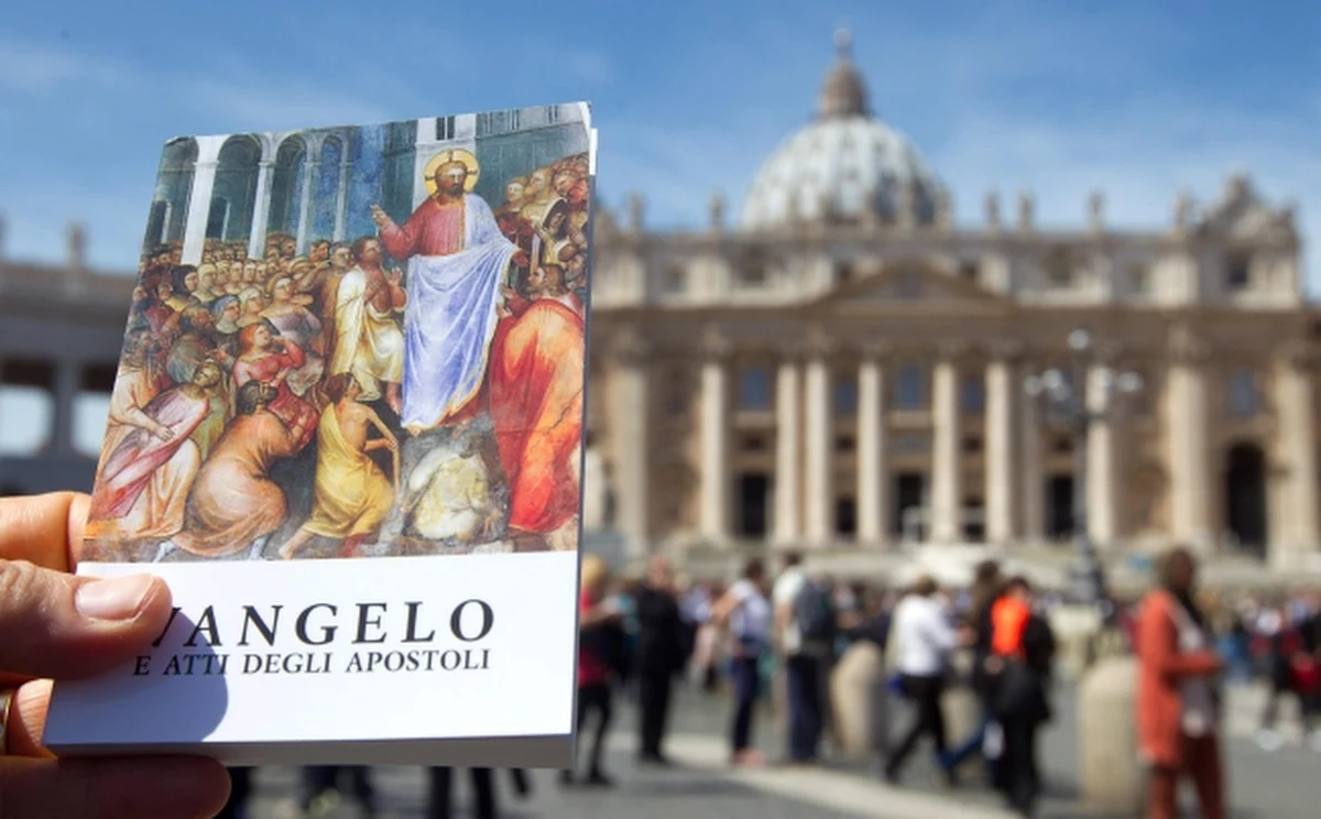 Kilkadziesiąt tysięcy osób przybyłych na modlitwę Anioł Pański w Watykanie otrzymało od papieża Franciszka kieszonkowe wydanie Ewangelii. Wcześniej zachęcał on wiernych, by zawsze mieli ją przy sobie. 