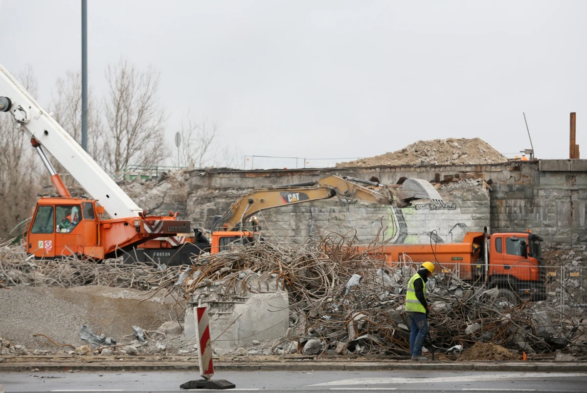Od poniedziałku kierowcy pojadą nową jezdnią ul. Trakt Lubelski; remont rozpocznie się za to na kolejnym odcinku Traktu oraz na ul. Zwoleńskiej  Zmiany w ruchu czekają też kierowców poruszających się po Pradze Północ. 