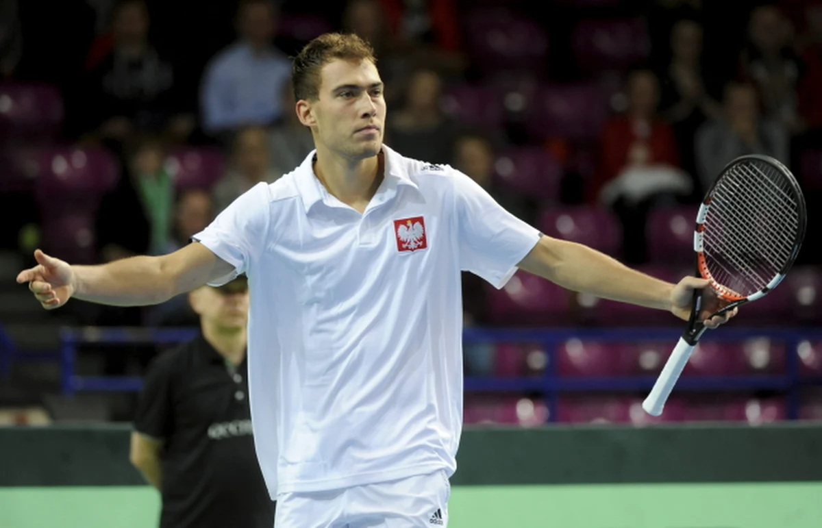 "Jesteśmy krajem, który nie ma jakiejkolwiek perspektywy w sporcie, biznesie, życiu prywatnym. Nie ma perspektywy dla nikogo" - mówił Jerzy Janowicz po przegranym meczu z Marinem Cilicem. "Trenujemy gdzieś po szopach - nie tylko w tenisie. Zbigniew Bródka musi trenować za granicą. Dlaczego macie takie oczekiwania wobec nas? Może sami wyjdźcie najpierw na kort, przepracujcie całe życie na korcie, a dopiero potem miejcie oczekiwania?" - pytał dziennikarzy. 