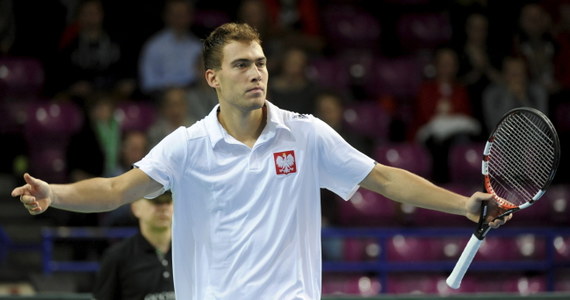 "Jesteśmy krajem, który nie ma jakiejkolwiek perspektywy w sporcie, biznesie, życiu prywatnym. Nie ma perspektywy dla nikogo" - mówił Jerzy Janowicz po przegranym meczu z Marinem Cilicem. "Trenujemy gdzieś po szopach - nie tylko w tenisie. Zbigniew Bródka musi trenować za granicą. Dlaczego macie takie oczekiwania wobec nas? Może sami wyjdźcie najpierw na kort, przepracujcie całe życie na korcie, a dopiero potem miejcie oczekiwania?" - pytał dziennikarzy. 