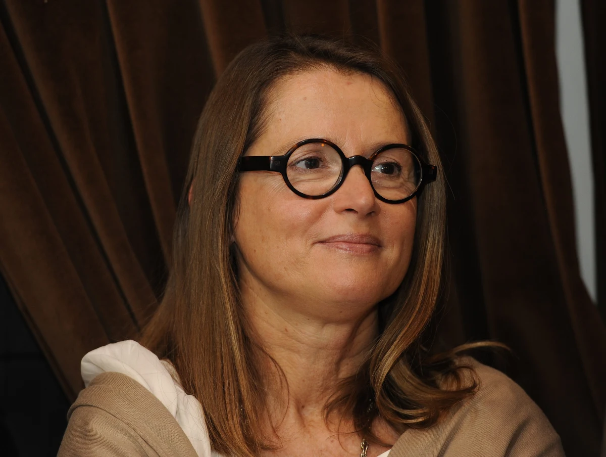 "Generał Wojciech Jaruzelski nabiera sił w sanatorium w Busku-Zdroju. Przyjmuje gości pod okiem oficerów BOR, bo zgodnie z prawem ich ochrona przysługuje mu dożywotnio" - pisze poniedziałkowy "Fakt". "Dlaczego jego córkę Monikę Jaruzelską z wizytą do ojca też przywożą oficerowie służb?" - bulwersuje się tabloid. 