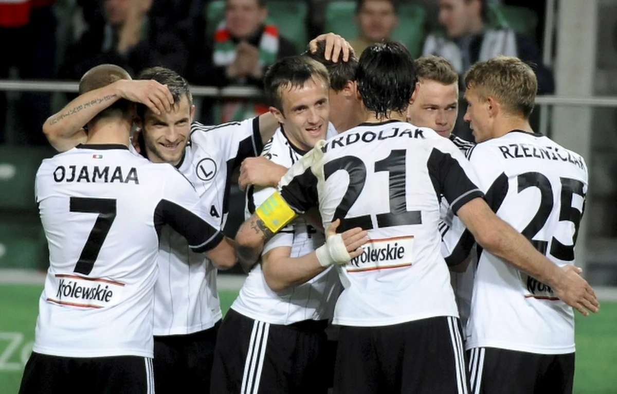 Piłkarze Legii Warszawa pokonali Zawiszę Bydgoszcz 3:0 (0:0) w meczu 29. kolejki ekstraklasy. Dzięki temu trzymali 10 punktów przewagi nad drugim w tabeli Lechem Poznań.