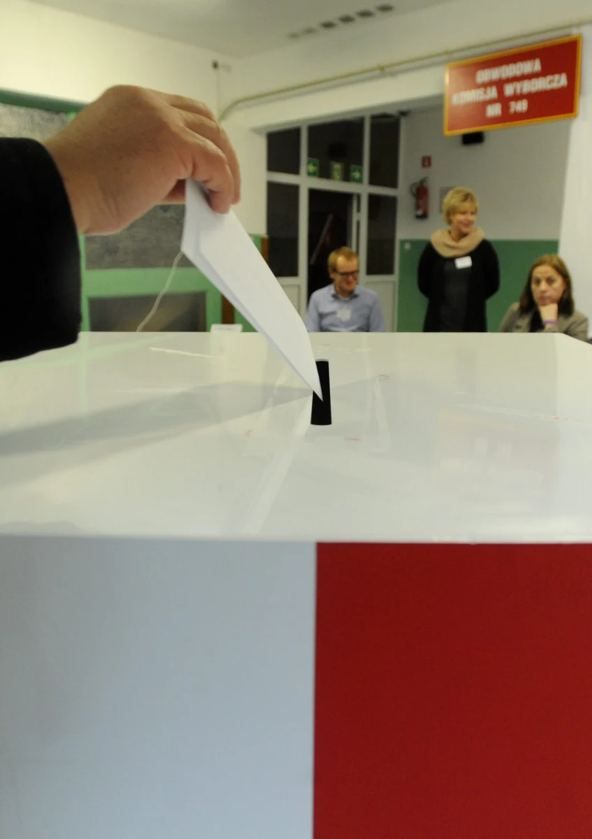 Polacy znów zaczynają uważać, że sprawy publiczne zależą od ich działania, a demokracja jest najlepszym z ustrojów - pisze "Gazeta Wyborcza", powołując się na badanie CBOS. Co ciekawe, takie stanowisko prezentują nawet osoby nieuczestniczące w wyborach.