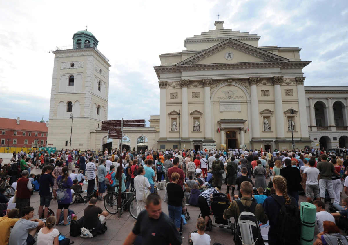Studenci z kościoła akademickiego św. Anny w Warszawie namawiają nocą, by zamiast do klubu erotycznego pójść do świątyni - informuje "Rzeczpospolita".