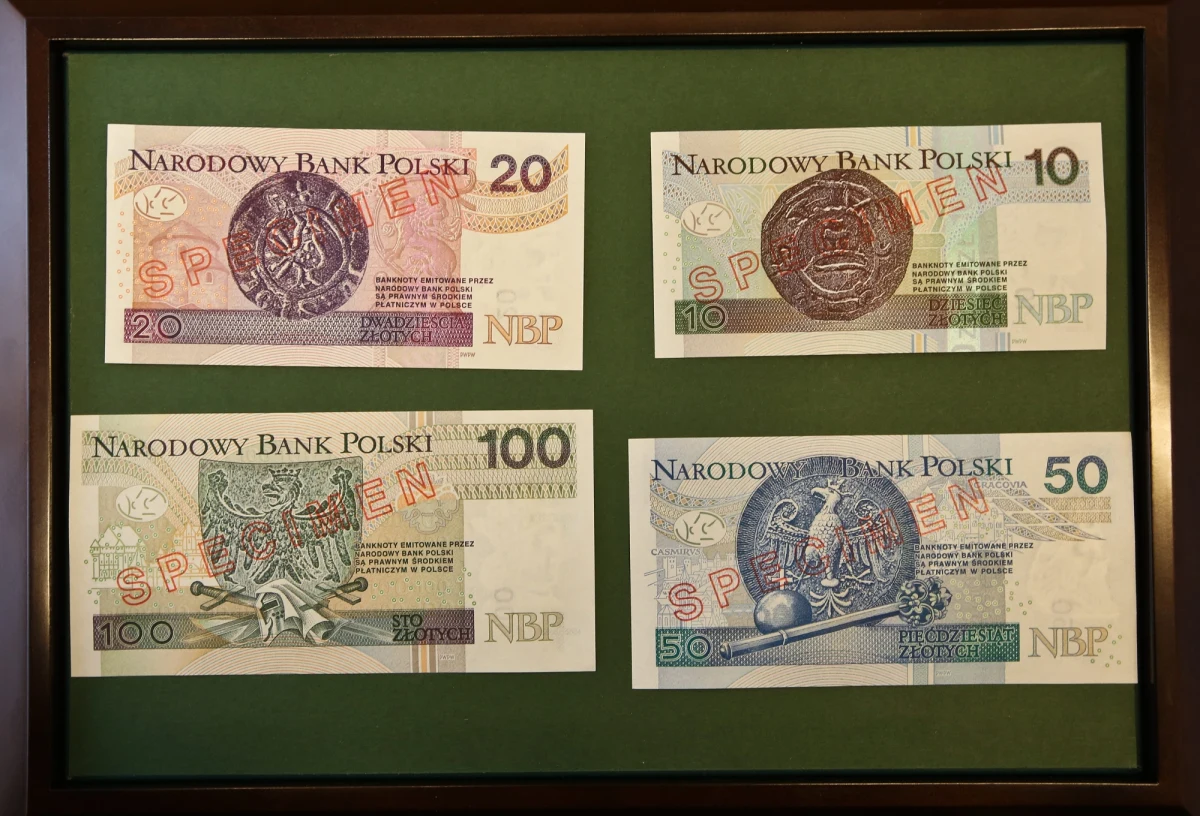 Do Twojego portfela trafiły podejrzane pieniądze, prosto z drukarni? To nie fałszywki, od dziś w Polsce wchodzą do obiegu nowe banknoty, lepiej zabezpieczone przed fałszerzami. Będą stopniowo zastępować dotychczasowe. Stare zachowują ważność. 