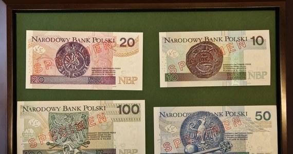 Do Twojego portfela trafiły podejrzane pieniądze, prosto z drukarni? To nie fałszywki, od dziś w Polsce wchodzą do obiegu nowe banknoty, lepiej zabezpieczone przed fałszerzami. Będą stopniowo zastępować dotychczasowe. Stare zachowują ważność. 