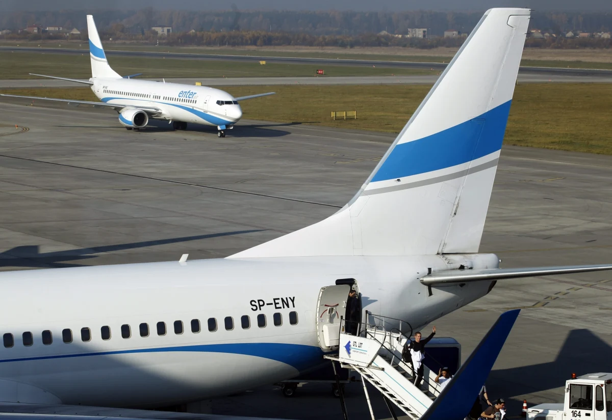 Przez półtorej godziny krążył nad lotniskiem w Pyrzowicach samolot z ponad 160 osobami na pokładzie. Maszyna wystartowała w nocy do Tel Awiwu. Musiała jednak zawrócić, bo pojawiły się problemy z podwoziem. Informację dostaliśmy na Gorącą Linię RMF FM.