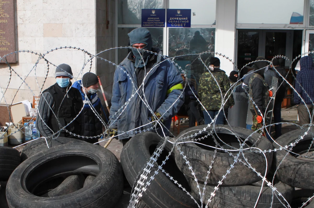 Prorosyjscy separatyści, którzy okupują siedzibę rady obwodowej w Doniecku na wschodniej Ukrainie, ogłosili tam powstanie Niepodległej Republiki Donieckiej. Lokalny portal internetowy Ostrow napisał, że obecny przed gmachem władz regionu tłum powitał proklamowanie "republiki" okrzykami "Rosja! Rosja!, zaś po wiadomości, iż przyłączy się ona do Federacji Rosyjskiej, ludzie zaczęli skandować "Putin! Pomóż!".