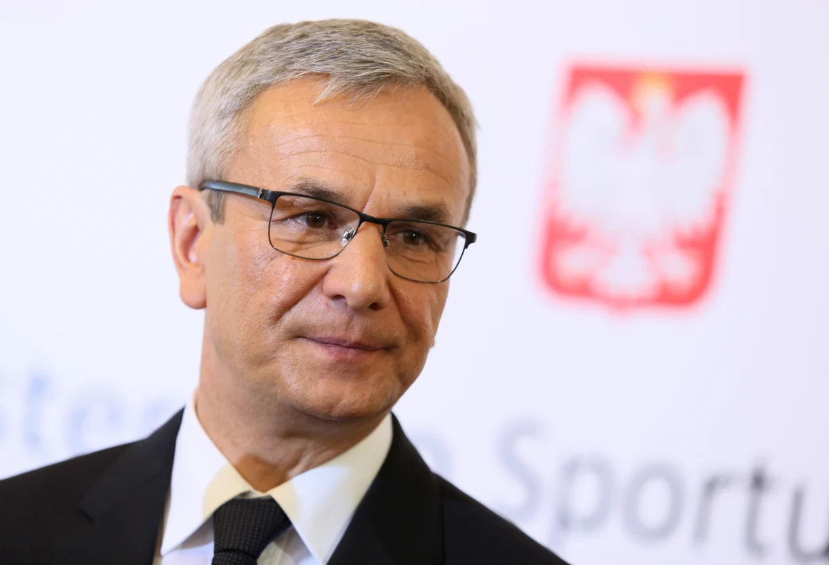 "Potrafię zrozumieć wybuch Jerzego Janowicza, te emocje, bo to nie jest chłopak, który lubi przegrywać, zresztą dlatego osiąga w sporcie sukcesy. Natomiast powinien być już trochę bardziej dojrzały i dobierać słowa, zwłaszcza że to, co mówi nie do końca jest zgodne z realiami" - mówi w rozmowie z reporterem RMF FM Maciejem Jermakowem minister sportu Andrzej Biernat. Odniósł się w ten sposób do wypowiedzi polskiego tenisisty, że w Polsce "nie ma jakiejkolwiek perspektywy w sporcie, biznesie, życiu prywatnym". "Zainwestowaliśmy tak olbrzymie pieniądze i zbudowaliśmy tyle dobrego dla polskiego sportu, że akurat w tym przypadku Janowicz powinien zauważyć zmiany, a nie krytykować, że nic nie ma" - dodaje minister.