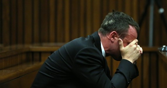 Oscar Pistorius, oskarżony o zabójstwo z premedytacją swojej dziewczyny, w emocjonalnym wystąpieniu przeprosił rodzinę zastrzelonej Reevy Steenkamp. Podkreślił, że chciał ją tylko chronić. Dzisiaj wznowiono jego proces przed sądem w Pretorii.