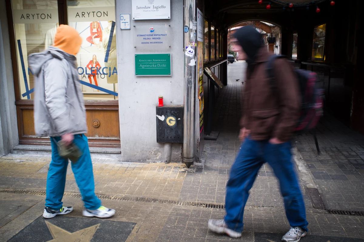 Łódzka prokuratura umorzyła postępowanie w sprawie szamotaniny z udziałem amerykańskich żołnierzy. W sobotę rano Amerykanie posprzeczali się z Polakami na ul. Piotrkowskiej. Według prokuratora Krzysztofa Kopani brak jest podstaw, żeby  łączyć incydent z jakimikolwiek antagonizmami. "Miało ono charakter spontaniczny i˙w pewnym sensie przypadkowy" - dodaje. 