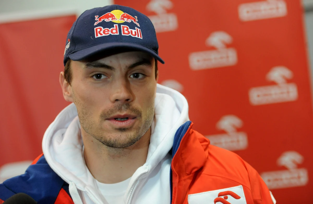 Jakub Przygoński miał wypadek na trasie drugiego etapu Abu Dhabi Desert Challenge, trzeciej rundy Pucharu Świata FIA w rajdach terenowych. Polski motocyklista został przewieziony do szpitala. Jego życiu nie grozi niebezpieczeństwo. Na razie nie wiadomo, co dokładnie się stało. Wczoraj w wypadku zginął brytyjski motocyklista. W akcji ratunkowej uczestniczył m.in. Przygoński oraz jadący w barwach RMF FM Rafał Sonik, którzy jako pierwsi dotarli na miejsce. 