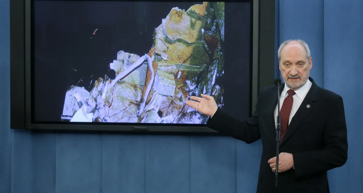 "Spektakularna kompromitacja" - tak szef zespołu parlamentarnego ds. wyjaśnienia katastrofy smoleńskiej Antoni Macierewicz ocenia informacje Wojskowej Prokuratury Okręgowej w Warszawie. Śledczy poinformowali, że biegli nie znaleźli śladów po wybuchu na pokładzie samolotu Tu-154M. Uznali też, że fragmenty metali w brzozie w Smoleńsku prawdopodobnie pochodzą ze skrzydła samolotu. 