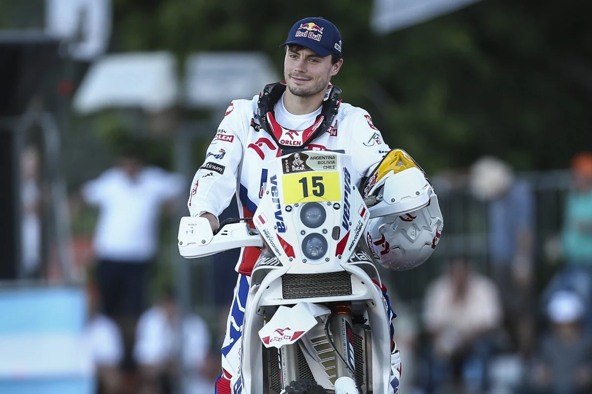 Jakub Przygoński ma kompresyjne złamanie pierwszego, drugiego i czwartego kręgu kręgosłupa oraz zwichnięcie stawu łokciowego. Motocyklista miał wypadek na trasie drugiego etapu Abu Dhabi Desert Challenge, trzeciej rundy Pucharu Świata FIA w rajdach terenowych. Jest już po badaniach. Jego życiu nic nie grozi. 