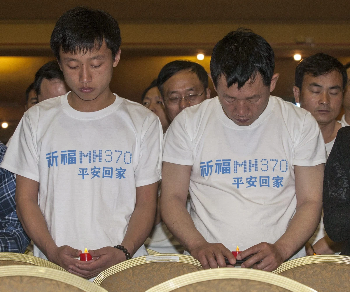 "Nie wierzymy w to. Nie ma żadnych szczątków wraku, więc jak mogą znaleźć czarne skrzynki?" - pytają rodziny pasażerów zaginionego samolotu Boeing 777. Dziś poinformowano, że australijski okręt, który bierze udział w poszukiwaniach maszyny, wykrył sygnały podobne do tych, jakie emitują czarne skrzynki.