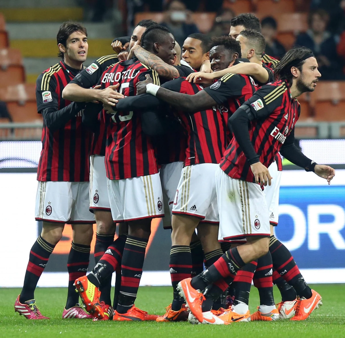 Wiceprezes AC Milan Barbara Berlusconi, córka polityka i prezesa klubu Silvio Berlusconiego, zaprzeczyła doniesieniom mediów o sprzedaży 51 procent akcji mediolańskiego zespołu. "Staramy się tylko o pozyskanie mniejszościowego inwestora" - powiedziała. 