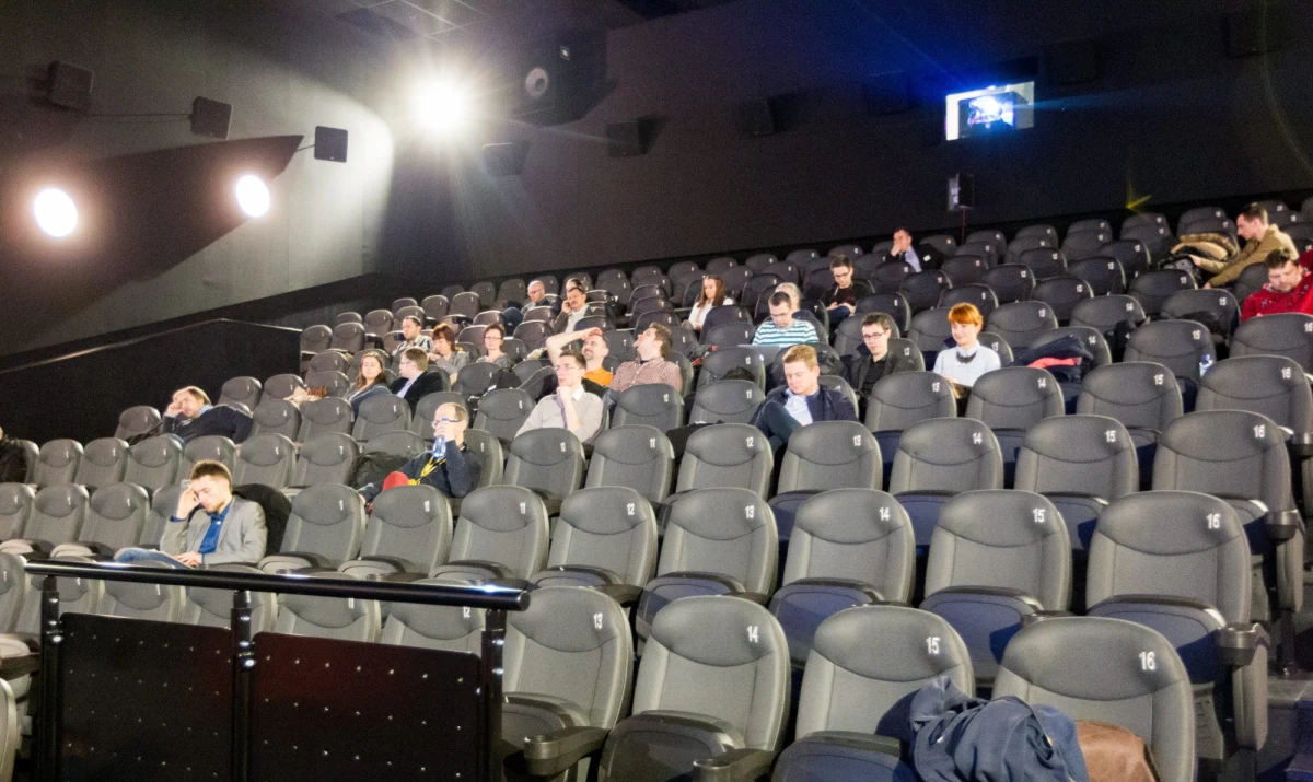 Wspólne oglądanie filmów zbliża, sprawia, że zaczynamy nadawać na tych samych falach - przekonują badacze z Aalto University w Finlandii. Ich badania pokazują, że mózg każdej z osób, oglądających ten sam film, faktycznie reaguje podobnie. Piszą o tym w najnowszym numerze czasopisma "NeuroImage".