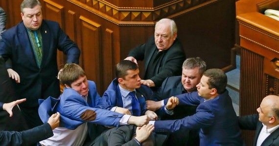 Prorosyjscy separatyści, którzy zajmują budynki państwowe na wschodzie Ukrainy mają je opuścić i złożyć broń, gdyż w przeciwnym razie zostaną potraktowani jak terroryści - ostrzegł szef administracji prezydenckiej w Kijowie Serhij Paszynski. Wcześniej w parlamencie doszło do bójki między parlamentarzystami.