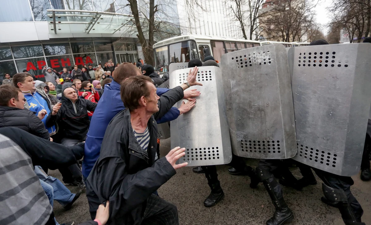 Prorosyjscy separatyści zaminowali siedzibę Służby Bezpieczeństwa Ukrainy (SBU) w Ługańsku na wschodzie kraju. Przetrzymują w niej 60 zakładników - podała centrala SBU w Kijowie. 