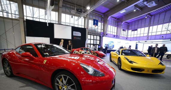 Premię w wysokości ponad 4 tysięcy euro dostanie każdy pracownik firmy Ferrari. To rekord w historii koncernu. Zakład może sobie na to pozwolić, bo w ubiegłym roku luksusowe samochody sprzedawały się bardzo dobrze. 
