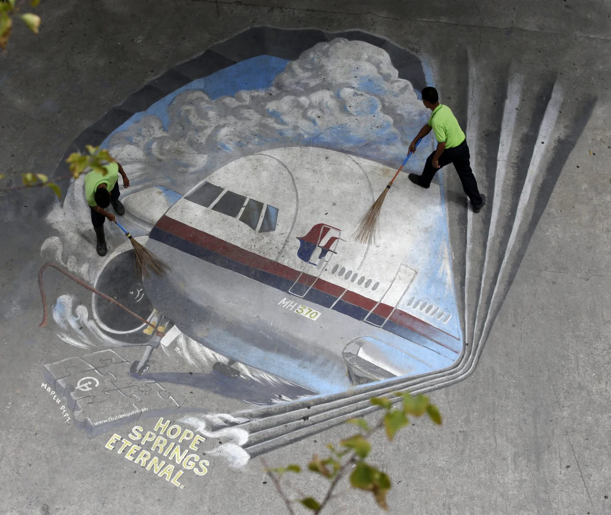 "Z każdą kolejną godziną, nasz optymizm znika" - mówi komandor William Mars z amerykańskiej marynarki wojennej, który bierze udział w poszukiwaniach zaginionego samolotu Boeing 777. W dalszym ciągu nie udało się ponownie trafić na sygnał z czarnych skrzynek maszyny malezyjskich linii lotniczych.