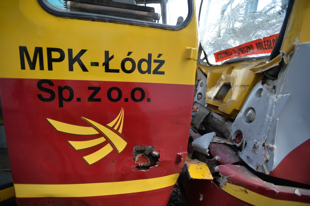 "Jechałem za blisko poprzedzającego tramwaju i zagapiłem się" – tak motorniczy tłumaczył komisji wypadkowej MPK to, że najechał na stojący przed nim skład. Do zderzenia dwóch tramwajów na ul. Limanowskiego w Łodzi doszło w poniedziałek. Rannych zostało 19 osób.