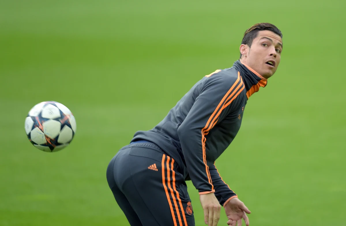 Kontuzja kolana Cristiano Ronaldo, gdyby wyeliminowała go z mistrzostw świata w Brazylii, może kosztować Portugalię utratę 220 milionów euro. Według ekspertów brak kapitana reprezentacji uderzyłby nie tylko w budżet federacji piłkarskiej, ale też w sponsorów.