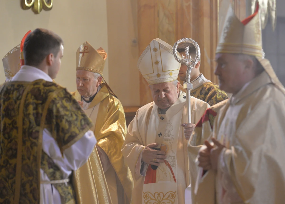 „Jan Paweł II nadal przemawia do milionów chrześcijan swoją świętością” - mówił kard. Stanisław Dziwisz podczas mszy w wadowickiej bazylice, która zainaugurowała uroczystość otwarcia Muzeum Domu Rodzinnego Jana Pawła II. 