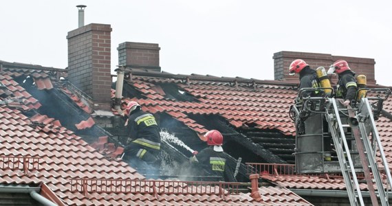 W Gdańsku spłonęło mieszkanie funkcjonariusza policji. Niewykluczone, że było to celowe podpalenie - twierdzą policjanci, którzy zajmują się sprawą. Źródło ognia znajdowało się w kilku miejscach wielorodzinnego budynku - ustalił nieoficjalnie reporter RMF FM. Mężczyzna został poparzony. Był w mieszkaniu kiedy pojawił się ogień.  