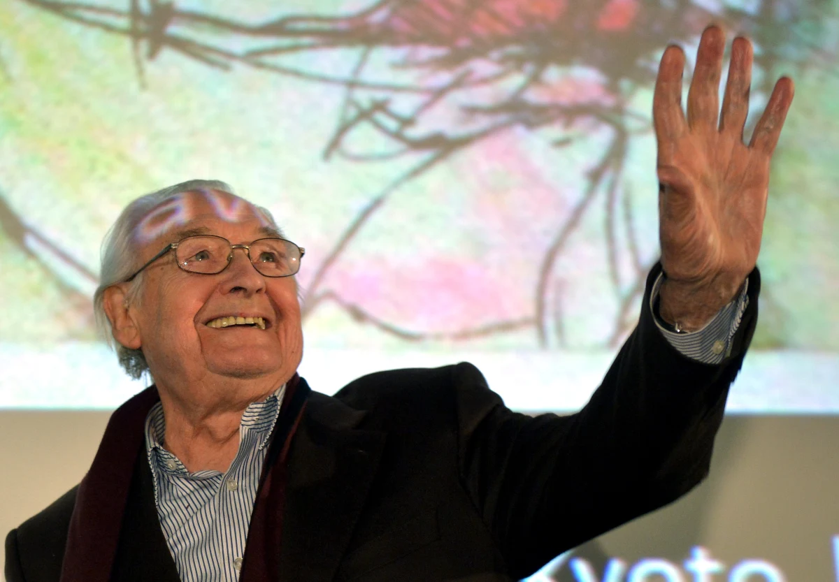 PRL wymagał całkowitego podporządkowania, a to jest przeciwne człowiekowi - mówił Andrzej Wajda w Warszawie na spotkaniu z widzami, które nawiązywało do obchodów 25. rocznicy pierwszych wolnych wyborów. Skrytykował myślenie o czasach PRL z nostalgią. 