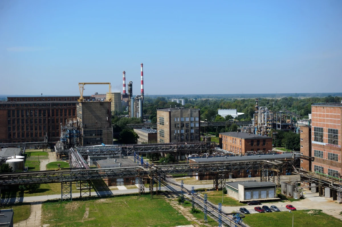 Strażacy walczą z wyciekiem silnie żrącego oleum w Zakładach Azotowych w Tarnowie. Substancja wydostała się z nieszczelnego zbiornika. Opary nie zagrażają okolicznym mieszkańcom - zapewniają pracujący na miejscu funkcjonariusze. 