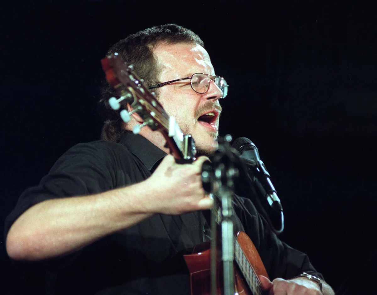 Poeta, prozaik, gitarzysta, bard, autor tekstów piosenek - Jacek Kaczmarski zmarł 10 lat temu, 10 kwietnia 2004 r. Jego najsłynniejsze utwory, m.in. "Mury", "Obława", podejmowały tematykę historyczną, polityczną i były protest songami, wymierzonymi w komunistyczną władzę. 