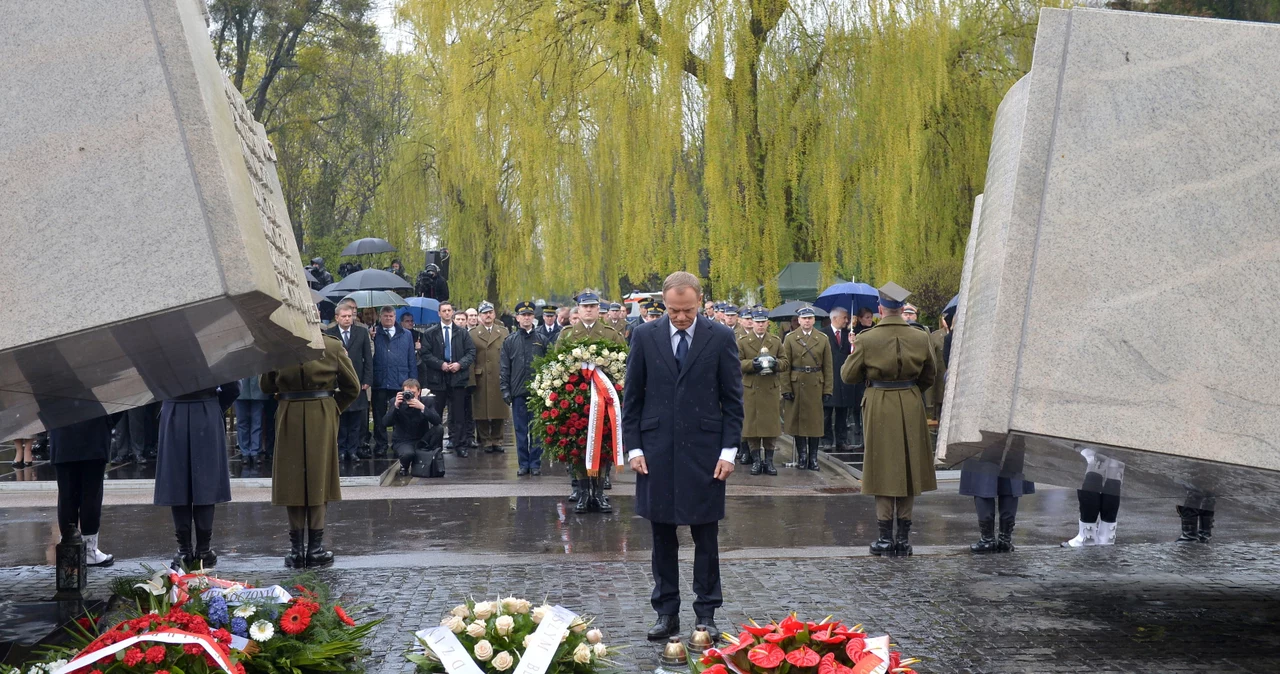 Donald Tusk na oficjalnych uroczystościach upamiętniających 4. rocznicę katastrofy smoleńskiej