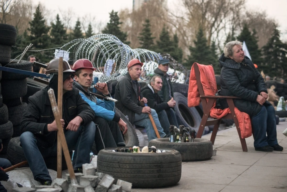 Siły prorosyjskie, okupujące gmach administracji obwodowej w Doniecku na wschodniej Ukrainie, wzmacniają barykady wokół budynku. Informację podał lokalny portal internetowy Ostro.org. 