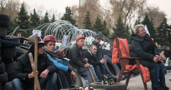 Siły prorosyjskie, okupujące gmach administracji obwodowej w Doniecku na wschodniej Ukrainie, wzmacniają barykady wokół budynku. Informację podał lokalny portal internetowy Ostro.org. 