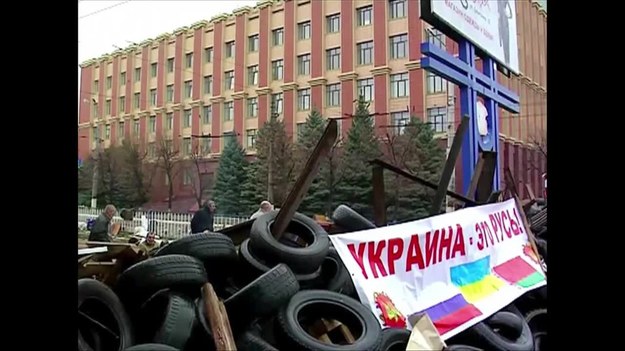 W Ługańsku na wschodzie Ukrainy trwają antyrządowe protesty. Przed budynkiem służby bezpieczeństwa wzniesiono barykady. Protestujący domagają się referendum w sprawie federalizacji kraju. Budynek ten jest jednym z wielu zajętych przez pro-moskiewskie grupy w niedzielę w trakcie eskalacji protestów przeciwko tymczasowemu rządowi, który przejął władzę na Ukrainie po obaleniu w lutym prezydenta Wiktora Janukowycza. 