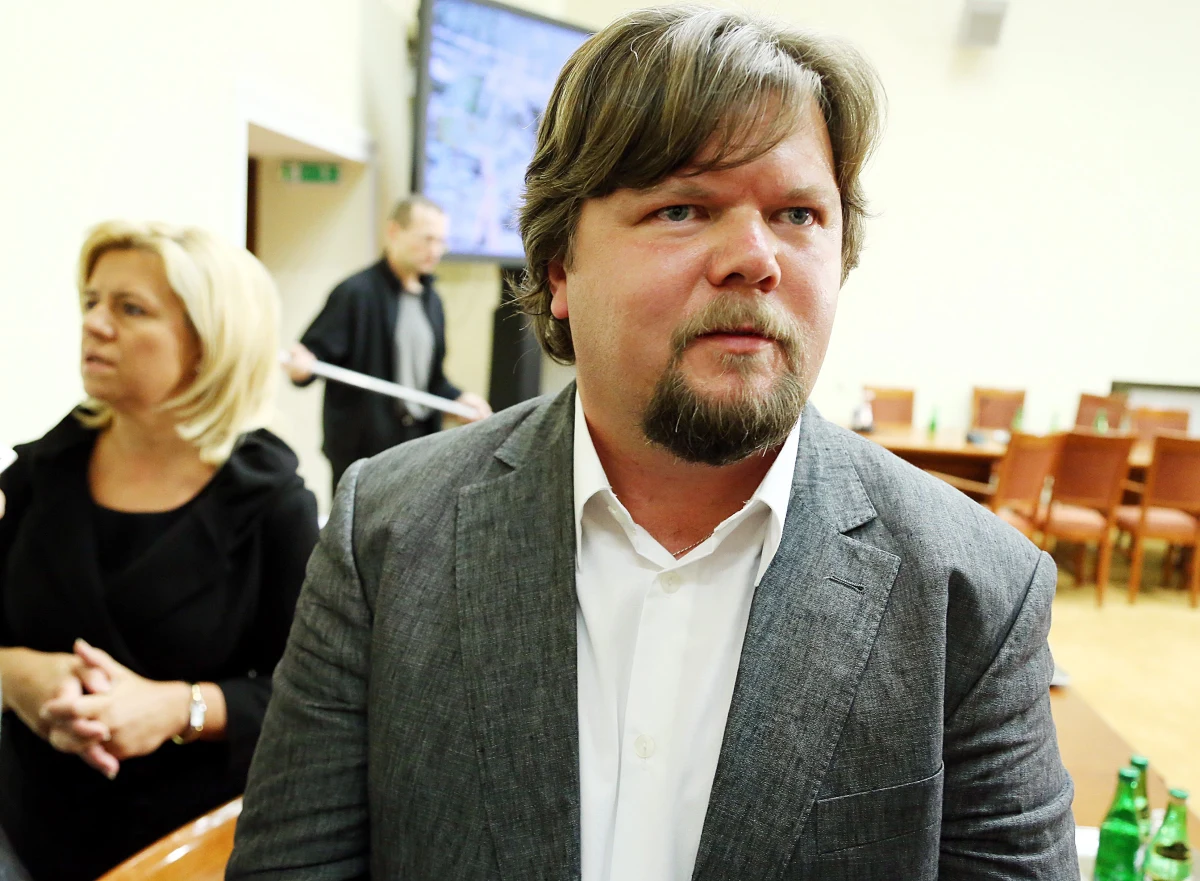 Pilot Jaka-40 ujawnia, że kontroler lotów, który miał zezwolić załodze tupolewa na zejście na wysokość 50 metrów, mówił o tym, kiedy maszyna była kilkadziesiąt kilometrów przed lotniskiem. To podważa tezę o umyślnie fałszywym sprowadzaniu samolotu. W rozmowie z Tomaszem Skorym porucznik Artur Wosztyl wspomina, że słowa o 50 metrach padły na długo przed podejściem do lądowania, kiedy załoga słyszała już o 100 metrach. "Był potężny huk, potężny dźwięk detonacji i jednocześnie taka fala, która przechodzi przez człowieka" - tak Wosztyl wspomina wydarzenia 10 kwietnia 2010 roku.