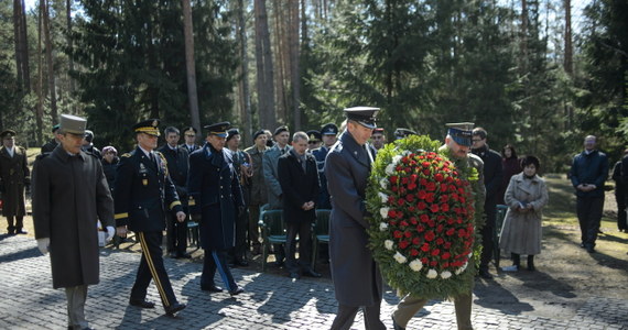 Przedstawiciele Rady Ochrony Pamięci Walk i Męczeństwa (ROPWiM) oraz ambasady RP w Federacji Rosyjskiej w 74. rocznicę mordu NKWD na polskich oficerach, uczcili w Katyniu pamięć pomordowanych. 