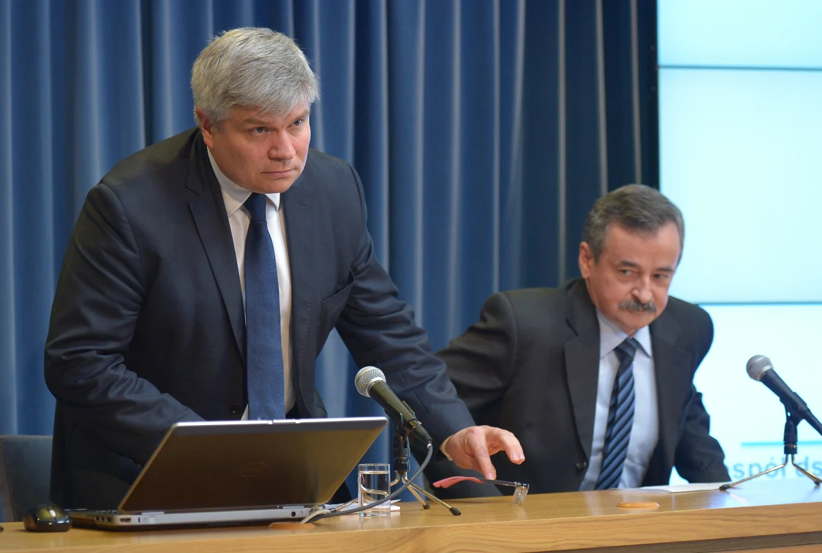 "Rejestratory dźwięku ani parametrów lotu nie potwierdzają tezy o wybuchu na pokładzie Tu-154M" - powiedział Maciej Lasek z zespołu badającego katastrofę smoleńską przy Kancelarii Premiera. Jak podkreślił, eksperci z jego grupy postanowili sprostować informacje podane wcześniej przez Antoniego Macierewicza. 