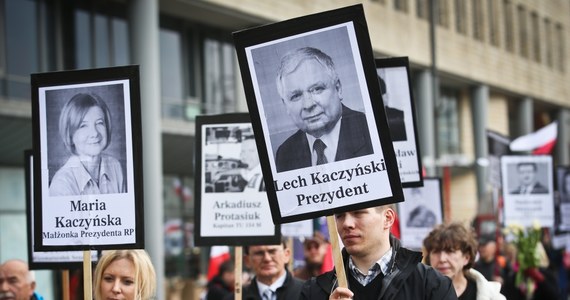 Wieczornym przemówieniem Jarosława Kaczyńskiego na Krakowskim Przedmieściu zakończyły się obchody czwartej rocznicy katastrofy smoleńskiej. Prezes Prawa i Sprawiedliwości podziękował Antoniemu Macierewiczowi i jego zespołowi za "determinację i odwagę". Kilka godzin wcześniej Jarosław Kaczyński przemawiał przed Pałacem Prezydenckim. "Potrzeba pamięci, szeroko rozumianej pamięci historycznej, w tym pamięci o Smoleńsku. Musimy tę pamięć zachować i pamiętać też hańbę przemysłu pogardy, hańbę knowań z prezydentem własnego państwa przeciwko własnemu prezydentowi" - mówił. 10 kwietnia 2010 r. rozbił się samolot z delegacją udającą się na obchody 70-lecia zbrodni katyńskiej. Zginęło 96 osób, w tym prezydent Lech Kaczyński, jego żona oraz wielu wysokich rangą urzędników państwowych i dowódców wojskowych. 