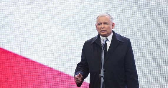 "Potrzeba pamięci, szeroko rozumianej pamięci historycznej, w tym pamięci o Smoleńsku. Musimy tę pamięć zachować i pamiętać też hańbę przemysłu pogardy, hańbę knowań z prezydentem własnego państwa przeciwko własnemu prezydentowi" - mówił przed pałacem prezydenckim prezes PiS Jarosław Kaczyński. "Musimy walczyć o prawdę. Prawda wyzwoli Polaków, wolnych Polaków! Musimy dokończyć solidarnościową rewolucję" - podkreślał. 