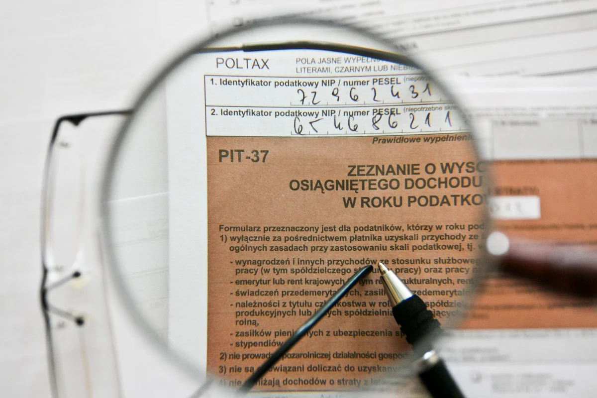 Minister finansów chce sfinalizować opóźniony o kilka lat system e-podatki. Musi jednak uważać, aby przy okazji nie zniszczyć dobrze funkcjonującej od 2004 r. instytucji przekazywania potrzebującym 1 proc. podatków -  alarmuje "Puls Biznesu".