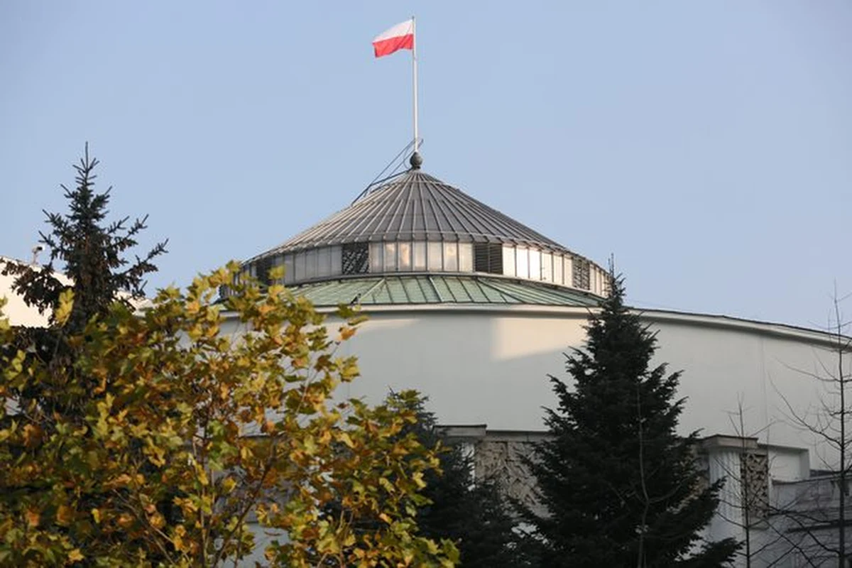 ​Mimo że zapraszamy Was na Poranne Fakty RMF FM 11.04, to nadal będziemy mówić o smoleńskiej katastrofie - przyczynach, prezydenckiej salonce i podłodze ze sklejki. To dlaczego w tytule obiecujemy, że zabierzemy Was na Wiejską?
