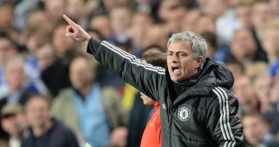 Trener Chelsea Londyn Jose Mourinho będzie musiał zapłacić osiem tysięcy funtów kary za wtargniecie na boisko w trakcie meczu ligowego z Aston Villą (0:1). W końcówce spotkania angielskiej ekstraklasy piłkarskiej Portugalczyk został odesłany na trybuny.  