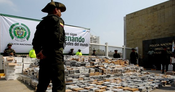 Kolumbijska policja przechwyciła 7 ton kokainy, która miała trafić do Rotterdamu. To jedna z największych takich konfiskat w ostatnich latach. Wartość narkotyku na czarnym rynku szacuje się na co najmniej 250 mln dolarów.