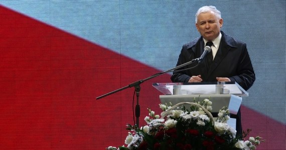 "Żaden godny naród, żadne państwo, zasługujące na miano państwa niepodległego, suwerennego, nie może pozwolić się tak traktować jak była i jest niestety traktowana Polska w tej sprawie" - mówił Jarosław Kaczyński na zakończenie "Marszu pamięci" w czwartą rocznicę katastrofy smoleńskiej. "To jest sprawa naszej godności, naszej pozycji na międzynarodowej arenie, naszej przyszłości" - dodał. 