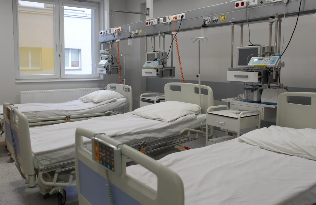 Stołeczny Instytut Matki i Dziecka jest jedyną placówką w kraju, w której wszczepiane są endoprotezy u dzieci. Tymczasem kontrakt zawarty z NFZ pozwala na wykonanie zaledwie trzech tego typu operacji w miesiącu - informuje "Gazeta Polska Codziennie".