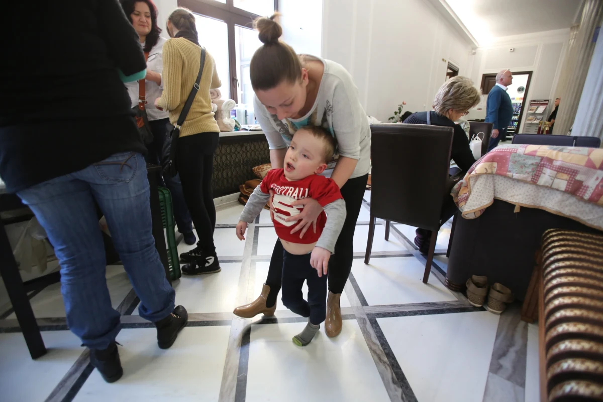 Zaplanowano pierwsze spotkanie okrągłego stołu na temat sytuacji osób niepełnosprawnych w Polsce. Ma się ono odbyć po świętach w Toruniu. Rodzice chorych dzieci domagają się między innymi zmiany zasad orzekania niepełnosprawności, tak by zajmowali się tym lekarze specjaliści z danej dziedziny, a także dostępu do opieki lekarskiej bez kolejki, leków za złotówkę i bezpłatnych przejazdów na wizyty. 